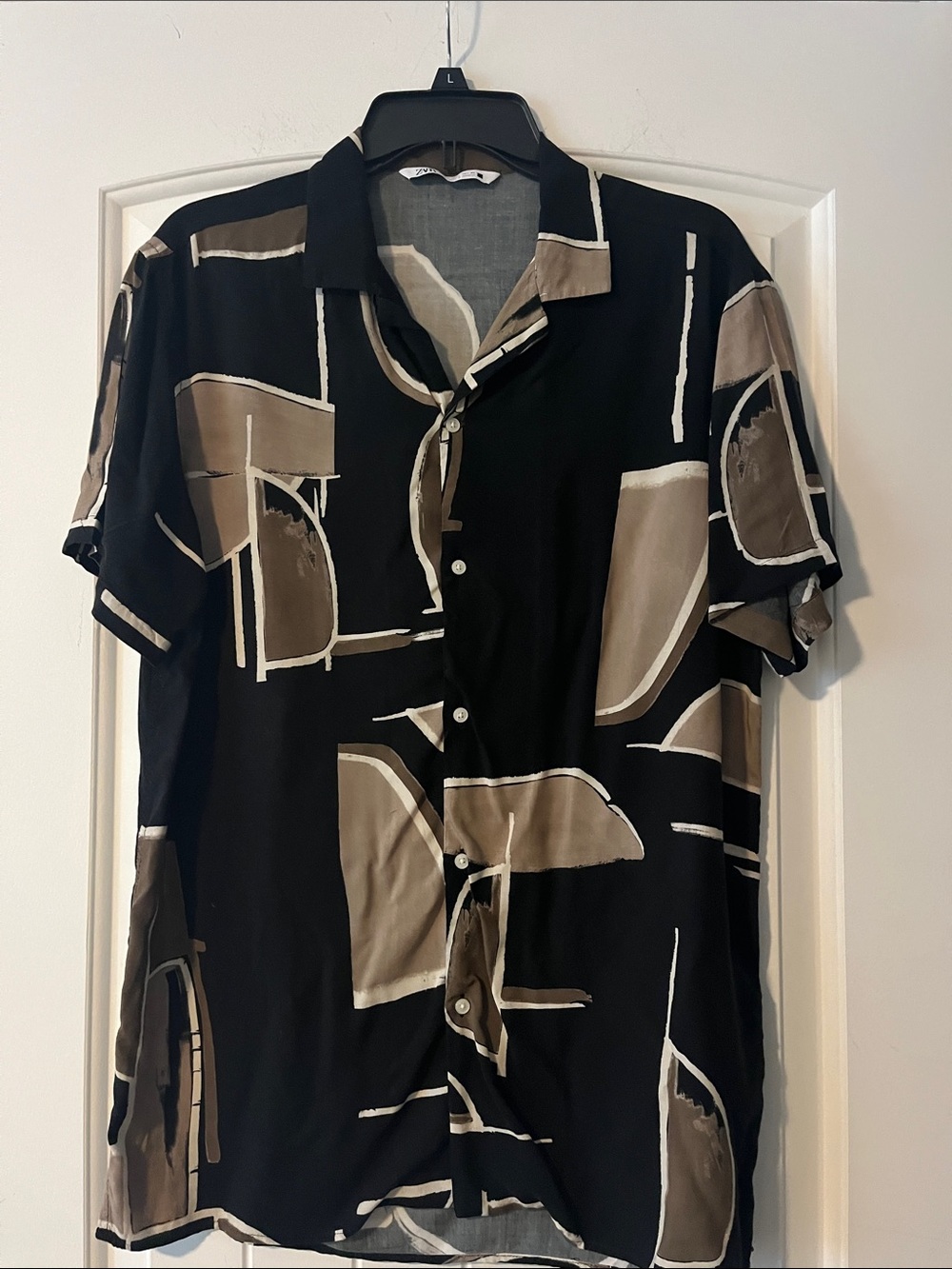 Zara Black Short-Sleeve Button-Down Shirt with Taupe Abstract Print